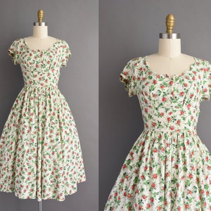 1950s vintage dress Vicky Vaughn Red & Green Floral Print Scallop Trim Linen Full Skirt Summer Dress XS Small image 1