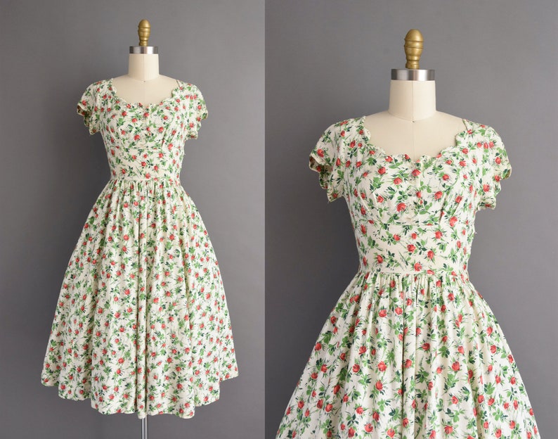 1950s vintage dress Vicky Vaughn Red & Green Floral Print Scallop Trim Linen Full Skirt Summer Dress XS Small image 1