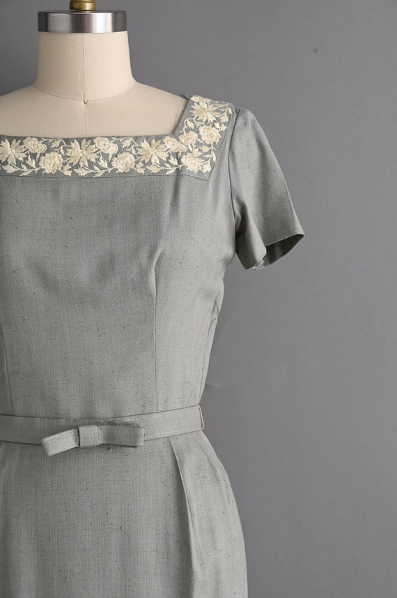 vintage 1950s Floral Embroidered Wiggle Dress | S… - image 5