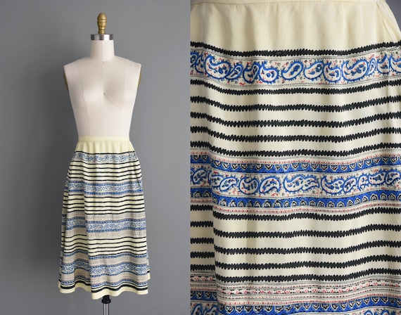 1950s Vintage Rayon Print Skirt | Small | - image 1