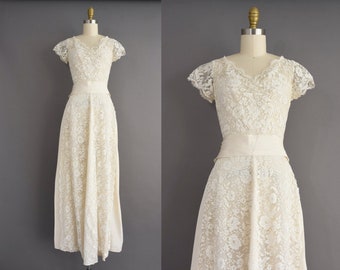 vintage 1950s Chantilly Lace Wedding Dress  - Small -