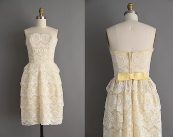 Vestido vintage de los años 50 / Vestido de cóctel de encaje amarillo sin tirantes con botones de botón / Pequeño