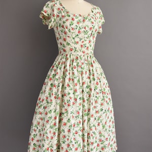 1950s vintage dress Vicky Vaughn Red & Green Floral Print Scallop Trim Linen Full Skirt Summer Dress XS Small image 7