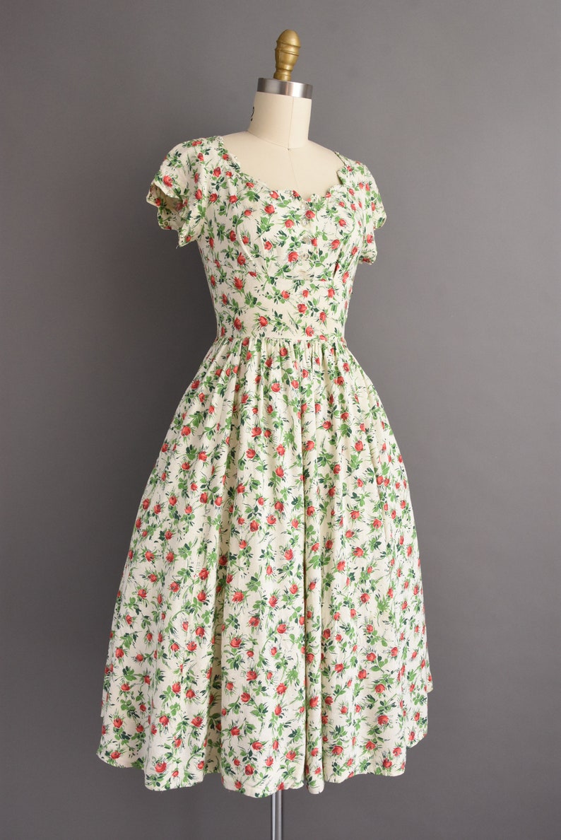 1950s vintage dress Vicky Vaughn Red & Green Floral Print Scallop Trim Linen Full Skirt Summer Dress XS Small image 7