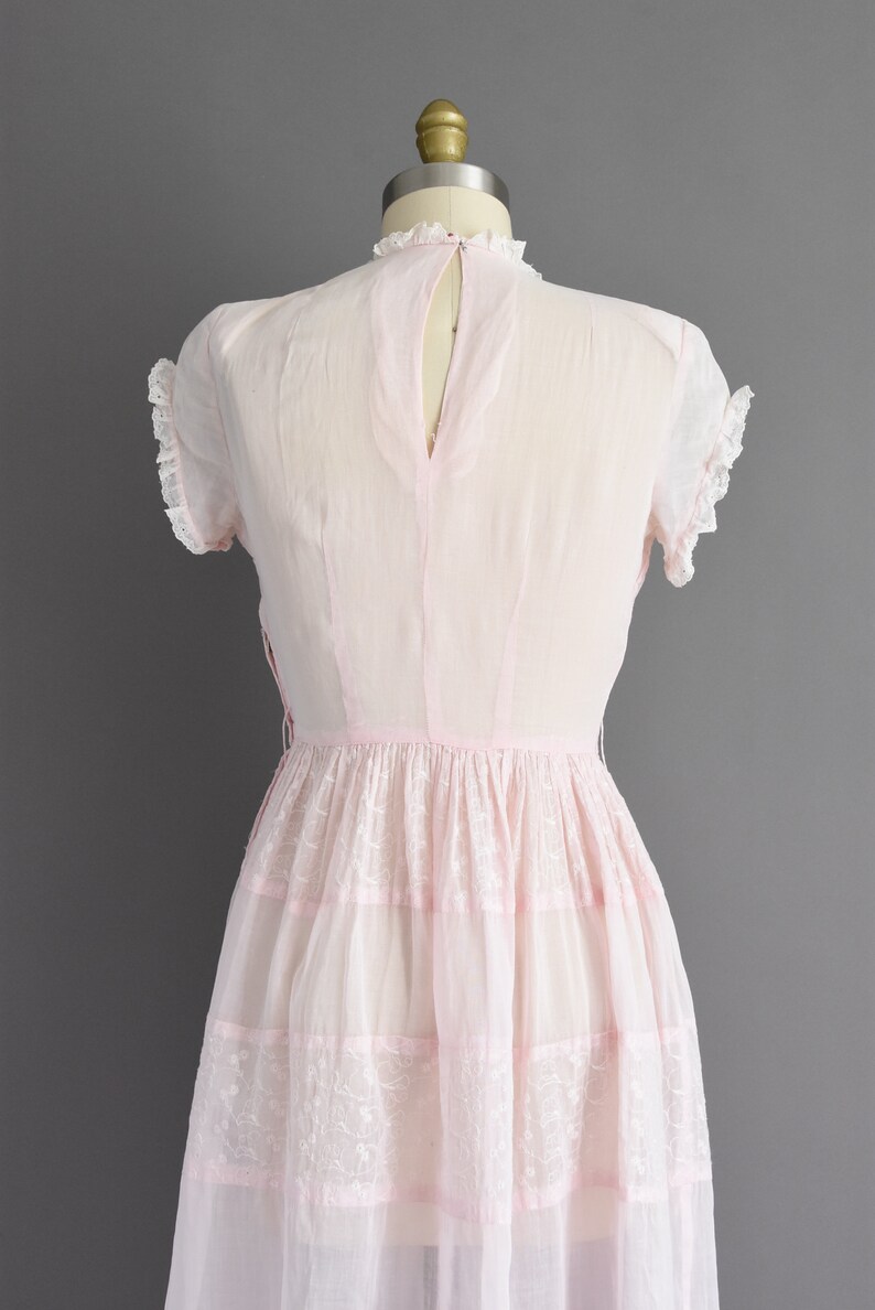 Pastel pink floral embroidered short sleeve full skirt dress 1950s vintage dress Small 50s dress