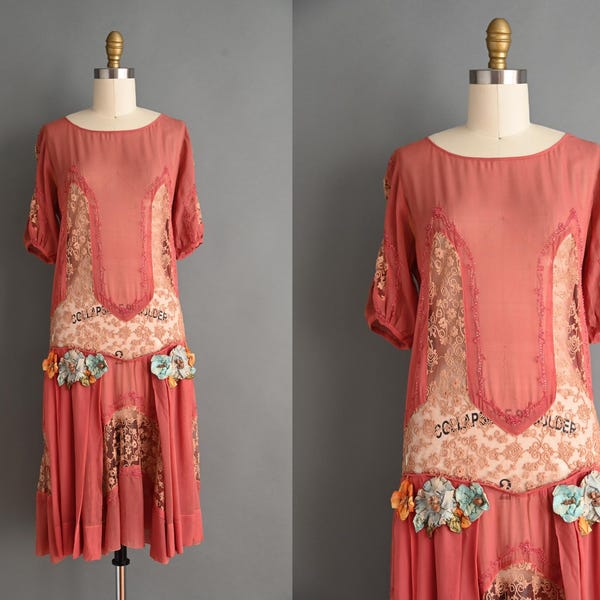 Vestido vintage de los años 20 / Vestido de encaje con apliques florales de seda rosa antiguo / Talla pequeña