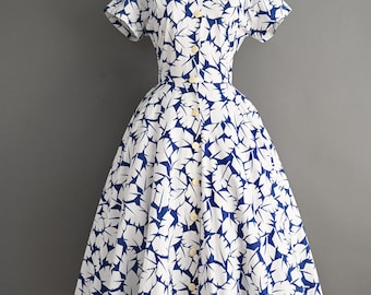 Vestido de inspiración vintage de los años 50 / Vestido de día de algodón con estampado de hojas tropicales llamativas y falda amplia / Talla M