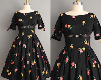 Vestido vintage de los años 50 / Vestido de falda larga con estampado floral de tulipanes de algodón negro de Teena Paige / Talla pequeña/mediana