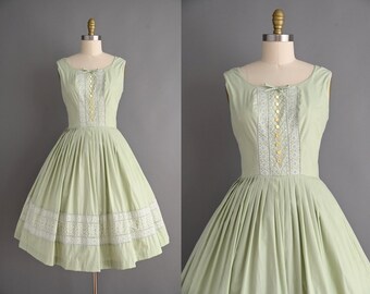 Vintage 50er Jahre Kleid | Mintgrünes, mit Blumen besticktes Baumwollkleid mit weitem Rock | Mittel