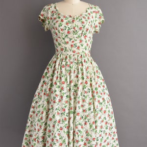 1950s vintage dress Vicky Vaughn Red & Green Floral Print Scallop Trim Linen Full Skirt Summer Dress XS Small image 2