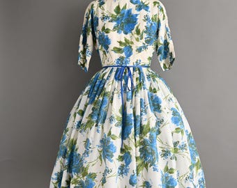 Vestido vintage de los años 50 / Vestido de verano con falda amplia y estampado floral azul vibrante y llamativo / Talla mediana