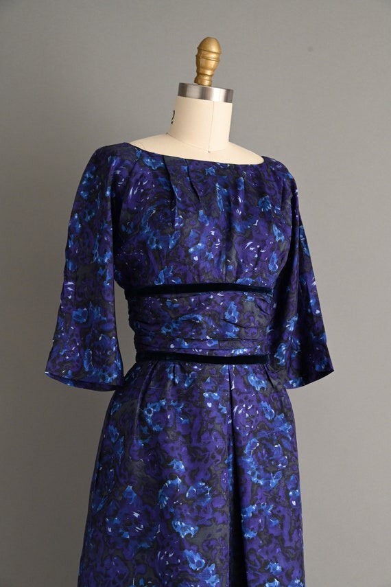 1950s vintage dress | Black & Blue Abstract Silk … - image 8