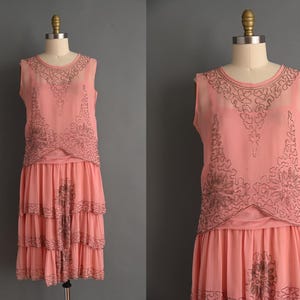 Vestido vintage de los años 20 / Precioso vestido antiguo de ballet rosa plateado con cuentas pesadas / Mediano