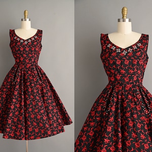 Sukienka vintage z lat 50. XX wieku | Piękna sukienka koktajlowa z haftem kwiatowym w kształcie róży | S