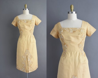 Vestido vintage de los años 50 / Precioso vestido de dama de honor de seda dorada para cóctel o boda / Mediano