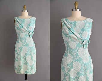 Vintage 1950er Jahre Kleid | Minzblaues strukturiertes Blumendruck-Viskose-Cocktailparty-Kleid | Mittel