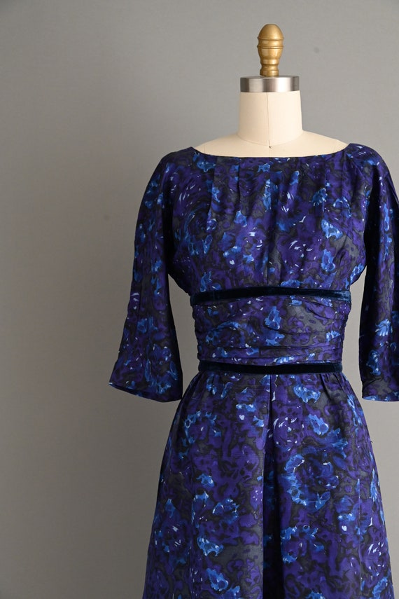 1950s vintage dress | Black & Blue Abstract Silk … - image 4