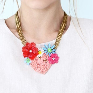 Collar llamativo en tonos pastel, joyería vintage con forma de corazón y flores, collar babero, regalo para ella
