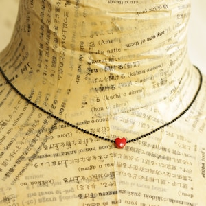 Collar de corazón delicado, collar de corazón pequeño, collar de corazón delicado, regalo de San Valentín para ella, joyería romántica, collar de amor, corazón rojo