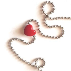 Collar de corazón pequeño, collar de corazón delicado, regalo de San Valentín para ella, collar de corazón delicado, joyería romántica, collar de amor, corazón rojo