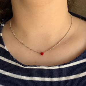 Collar de corazón pequeño, collar de corazón delicado, regalo de San Valentín para ella, collar de corazón delicado, joyería romántica, collar de amor, corazón rojo