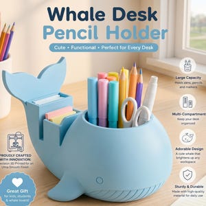 Op de afbeelding: Een lichtblauwe walvisvormige bureau potloodhouder. De houder heeft meerdere compartimenten voor pennen, potloden en plaknotities. De tekst op de houder luidt "Whale Desk Pencil Holder".