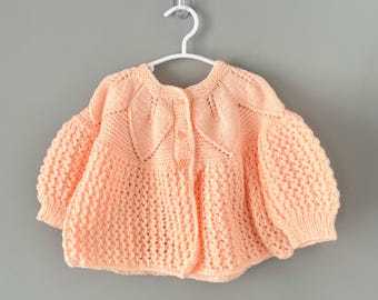 Suéter de bebé de punto color melocotón hecho a mano / Cárdigan vintage naranja para bebé, suéter de punto suave para niño pequeño, regalo único para bebé, regalo para baby shower