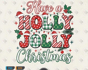 Puede incluir: Un diseño navideño festivo con la frase "Have a Holly Jolly Christmas" en una fuente lúdica. Las letras están decoradas con patrones, incluyendo estrellas rojas, cuadros verdes y rayas de bastón de caramelo, y coronadas con gorros de Papá Noel. El acebo y las luces navideñas se suman al tema festivo.