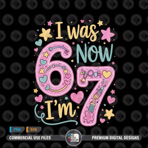 以下が含まれることがあります： ピンク、黄色、ティール色の「I was 6 Now 7 I'm」というテキストが入ったデジタルデザイン。数字はハート、星、その他の装飾で飾られています。デザインは黒い背景にあります。