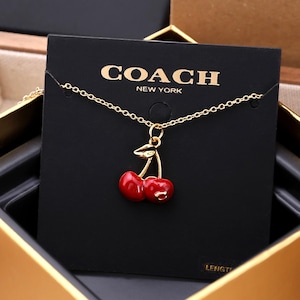 Collar de cereza Coa, colgante de cereza roja para mujer, collar con letra C, joyería Y2K, collar para mejor amiga, regalo de cumpleaños para ella, regalo de dama de honor