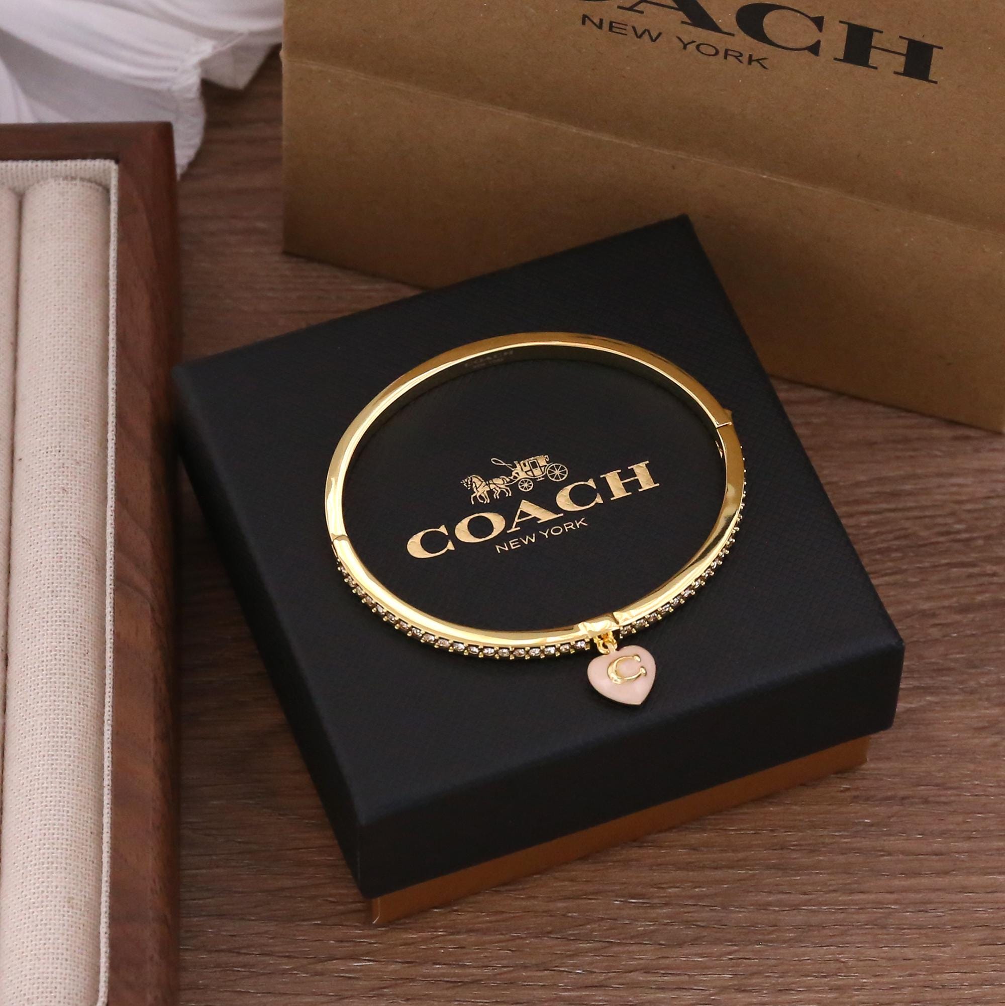【国内即発】プレゼントに！COACH★ハートアンドスター バングル 公式】COACH – コーチ ブレスレット＆バングル レディース