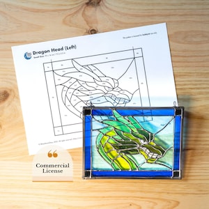 Puede incluir: Un patrón de cabeza de dragón de vitral con piezas numeradas para un proyecto de vitral. El patrón es solo para uso de aficionados. La pieza de vitral terminada es una cabeza de dragón verde con acentos azules y amarillos.