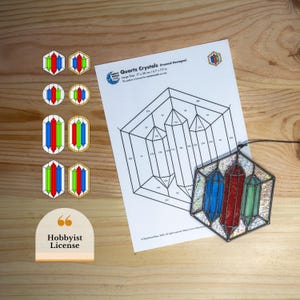 Puede incluir: Un patrón de vitral para un cristal de cuarzo hexagonal enmarcado. El patrón incluye tres cristales en rojo, azul y verde. El patrón mide 17 x 20 cm (6,7 x 7,9 pulgadas). La imagen también incluye una pieza de vitral terminada y una licencia de aficionado.