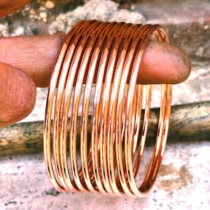 Set med 7 armband i ren koppar: Stapelbara minimalistiska armband