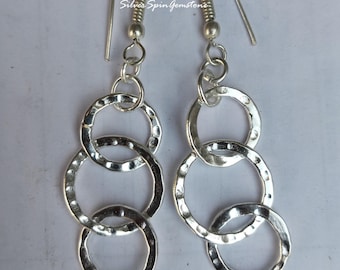 Pendientes circulares de plata de ley hechos a mano: joyas colgantes para el día a día.