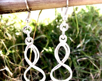 Pendientes colgantes de plata con diseño infinito: un regalo bohemio minimalista.