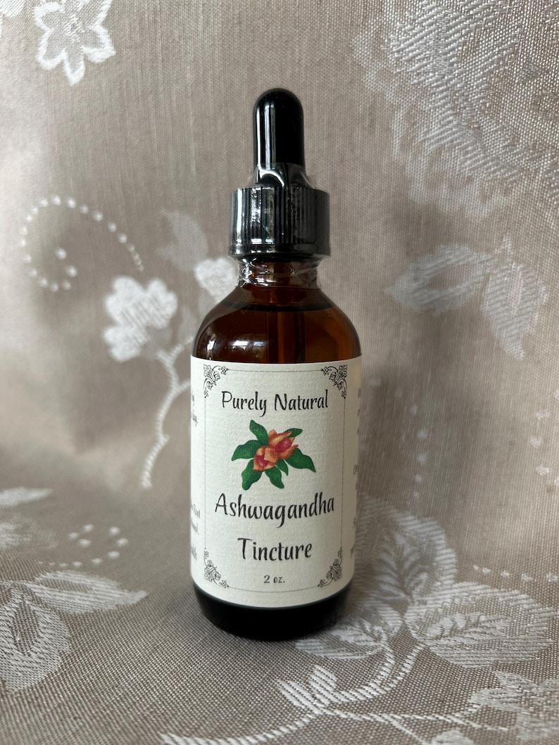 K&ouml;nnte beinhalten: Eine 2 oz Flasche Purely Natural Ashwagandha Tinktur. Die Flasche hat einen schwarzen Tropfer und ein wei&szlig;es Etikett mit einer roten und gr&uuml;nen Illustration einer Ashwagandha-Pflanze.
