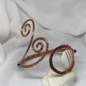 Brazalete de cobre hecho a mano, pulsera envuelta en alambre con nácar y piedra dorada verde, joyería bohemia única, elegante pulsera artesanal