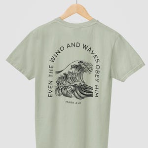 Zelfs de wind en de golven gehoorzamen hem shirt Mark 4 41 christelijk T-shirt op geloof gebaseerde oceaan grafisch T-shirt bijbelvers shirt minimalistische Jezus cadeau