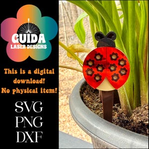 Op de afbeelding: Een rode lieveheersbeestje tuinpaal met zwarte accenten en bloemdetails. De paal staat in een plantenpot. De afbeelding bevat de tekst "GUIDA LASER DESIGNS" en "This is a digital download! No physical item! SVG PNG DXF."
