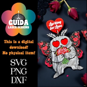 Op de afbeelding: Een digitale downloadafbeelding van Guida Laser Designs. De afbeelding toont een Valentijnsdag-thema mot die rozen vasthoudt, met hartvormige ogen en vleugels. De tekst "Lurking for Love" staat op een hartvormig label. De tekst "This is a digital download! No physical item! SVG PNG DXX" is ook opgenomen.
