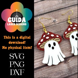 Può includere: Un paio di orecchini a tema Halloween. Ogni orecchino presenta un cappello di fungo rosso glitterato con pois bianchi e un fantasma bianco. Gli orecchini hanno ganci color oro. L'immagine include il testo "GUIDA LASER DESIGNS" e "This is a digital download! No physical item! SVG PNG DXF."