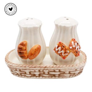 Handmade Ceramic Salt and Pepper Shakers Set with Tray – Cute Rustic Kitchen Decor – Farmhouse Table Accessories – Housewarming Gift Idea