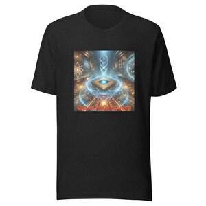 Puede incluir: Una camiseta negra con un gráfico de un cubo azul brillante rodeado de un patrón geométrico dorado en espiral. El texto "Quantum Computing" está impreso en rojo debajo del gráfico.