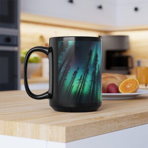 Nordlichter Schwarze Tasse, 15oz | Gemütliches Geschenk für Naturliebhaber, Aurora Borealis Becher, Nordlichter Geschenk, Waldbecher, Nachthimmelbecher.