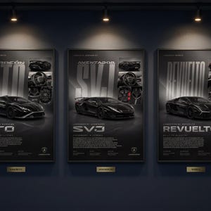 Op de afbeelding: Drie ingelijste posters met Lamborghini-modellen: Huracán STO, Aventador SVJ en Revuelto. Elke poster toont een zwarte sportwagen, gedetailleerde mechanische componenten en modelnamen in grote letters. De posters worden weergegeven op een donkerblauwe muur.