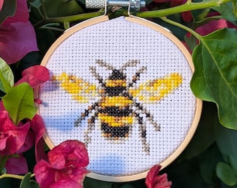 Bijen kruissteek. Botanische wanddecoratie. Cottage tuinkunst. Op de natuur geïnspireerd cadeau