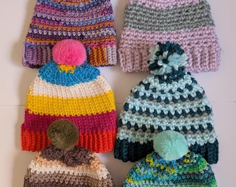 Handgemaakte gehaakte muts met pompons