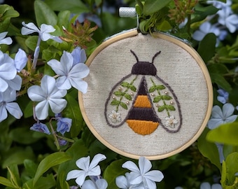 Handgeborduurde bijenhoepelkunst – Botanisch hommelborduurwerk met bloemendetails