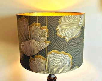 Handgjord lampskärm i art déco-tyg med blommönster och guldbakgrund/elegant botanisk belysning i olivgrönt